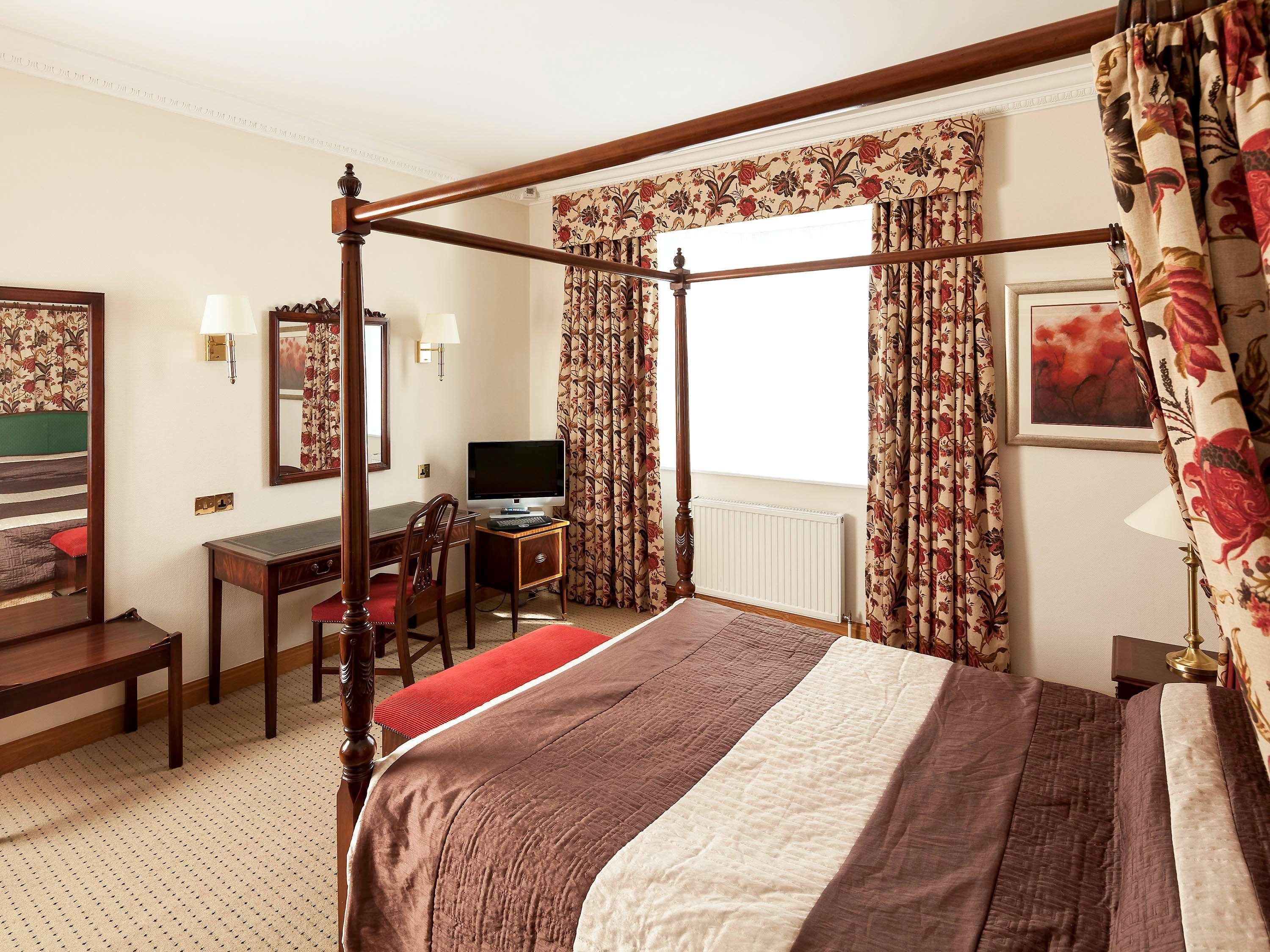 Mercure York Fairfield Manor Hotel Bagian luar foto