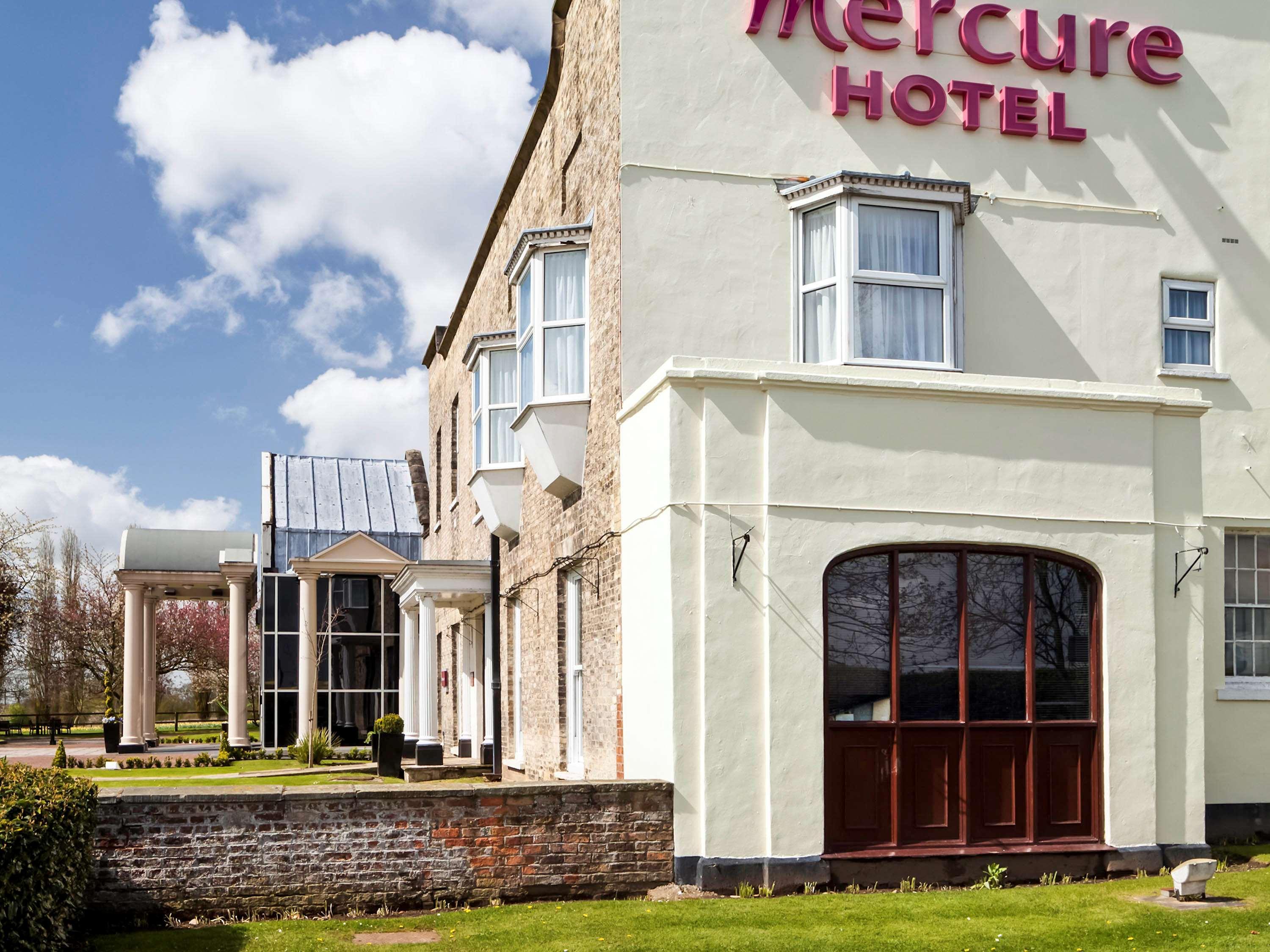 Mercure York Fairfield Manor Hotel Bagian luar foto
