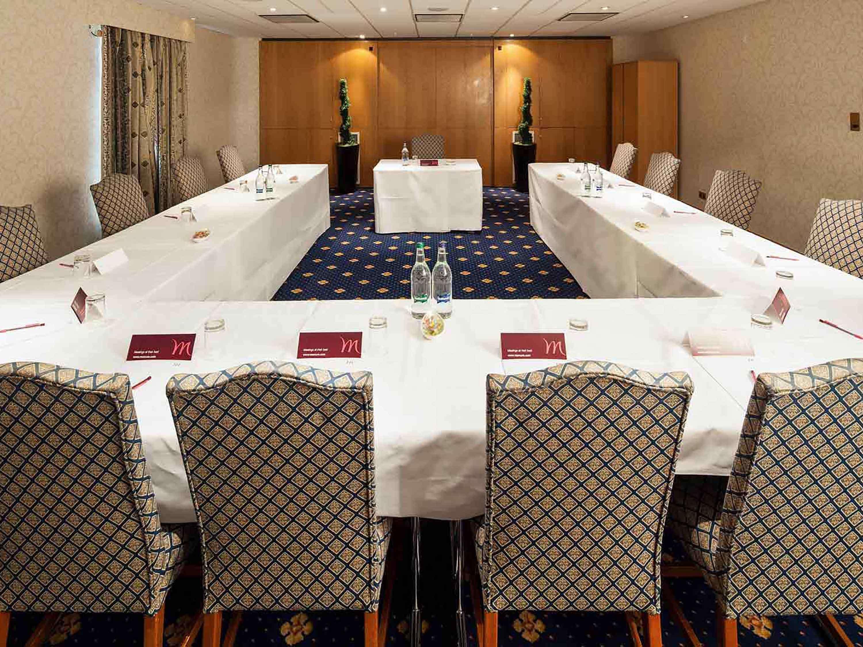 Mercure York Fairfield Manor Hotel Bagian luar foto