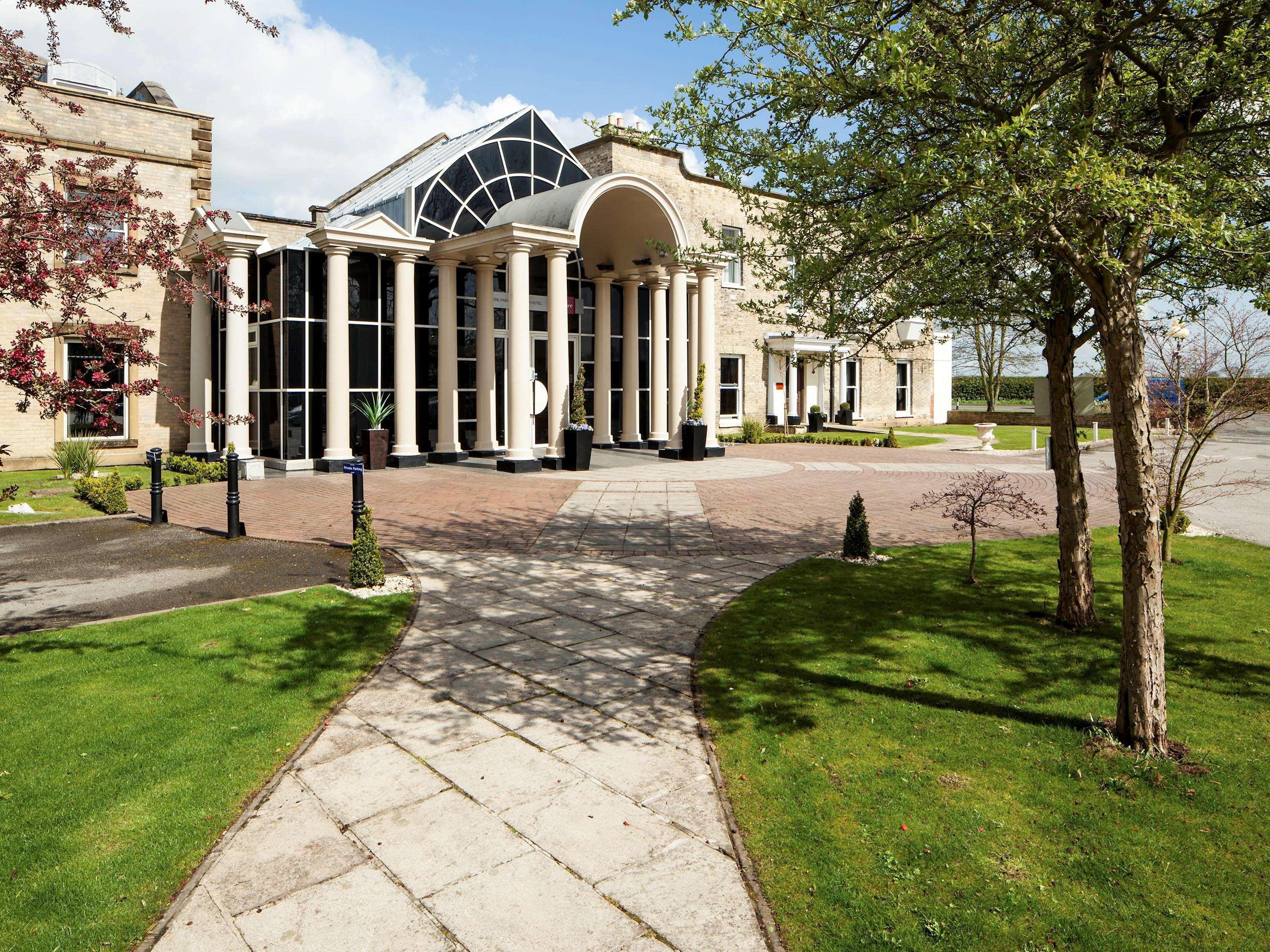 Mercure York Fairfield Manor Hotel Bagian luar foto