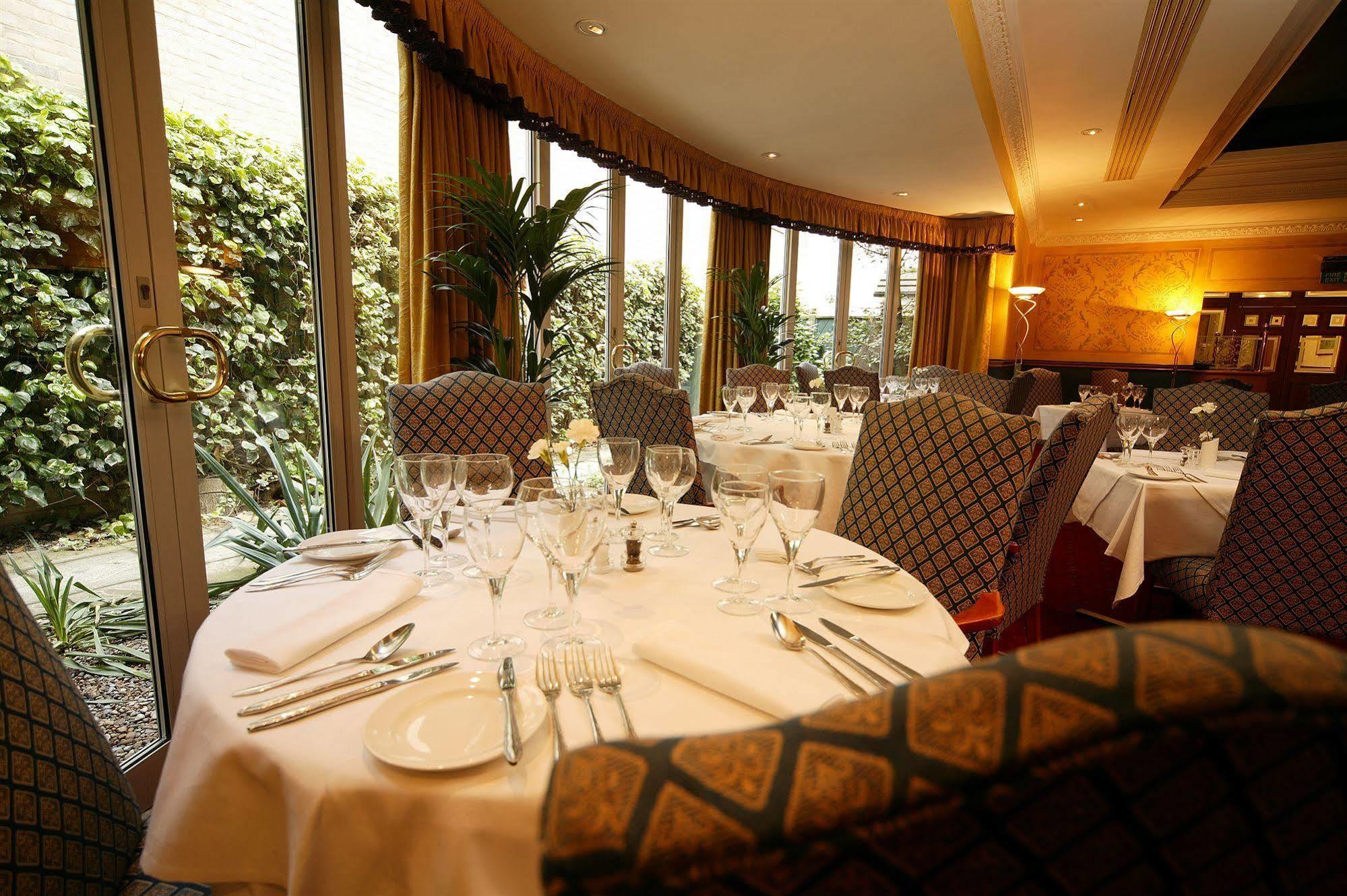 Mercure York Fairfield Manor Hotel Bagian luar foto